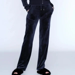 Mörkblåa juicy byxor storlek 15/16 - Snygga och bekväma mörkblåa juicy byxor säljes, då de är lite för stora. Endast använda fåtal gånger och som nya. Köpta på kids brainstore och i storlek 15/16 (köparen står för frakten) 