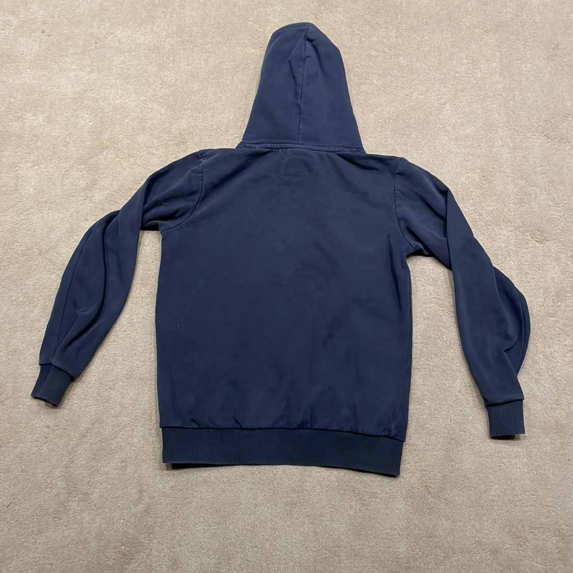 Mörkblå hoodie från Peak Performance - 90