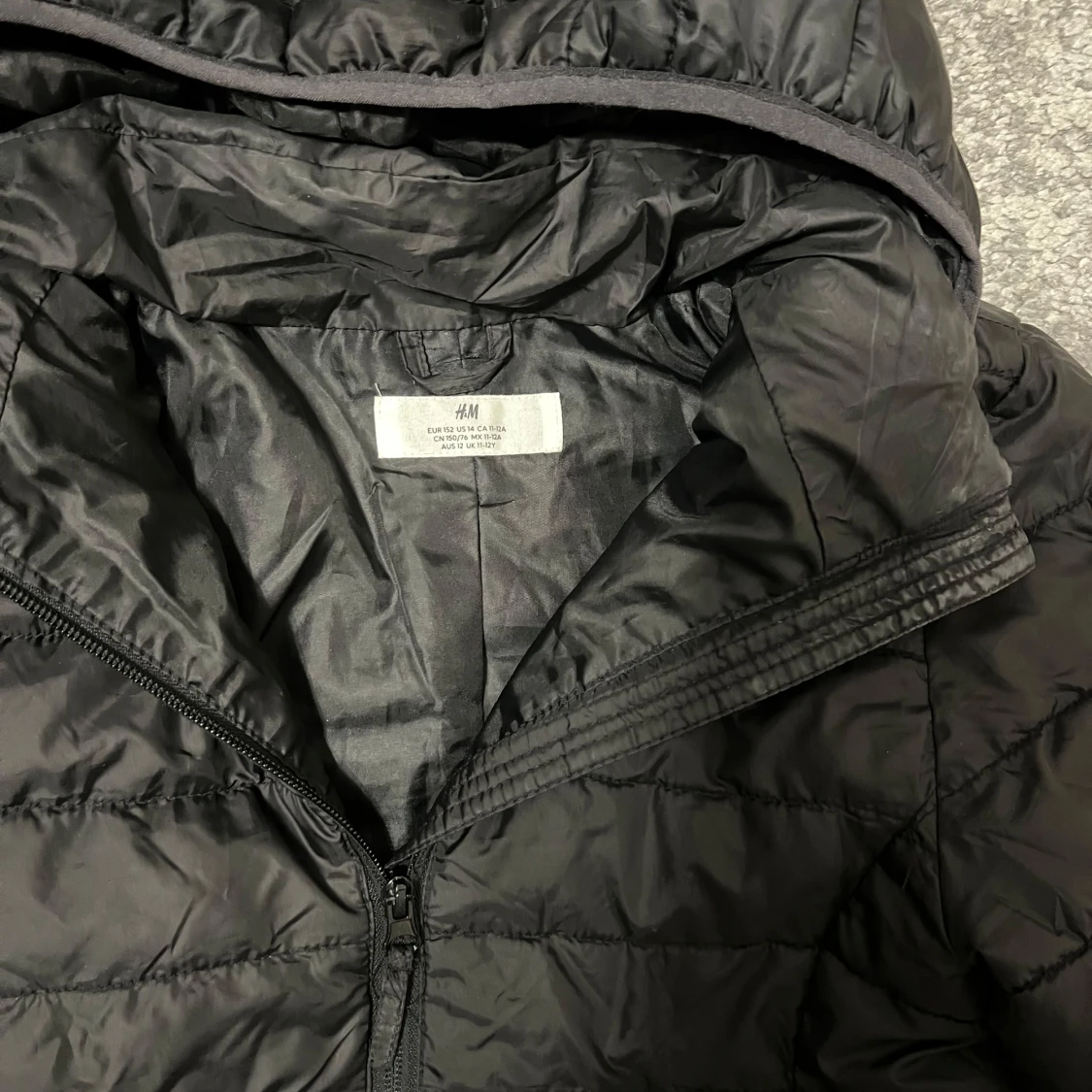 Svart pufferjacka från H&M - 90