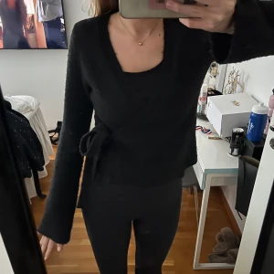 Svart omlottopp - Så så så fin kofta med knytning! Helt perfekt💗💗💗💗