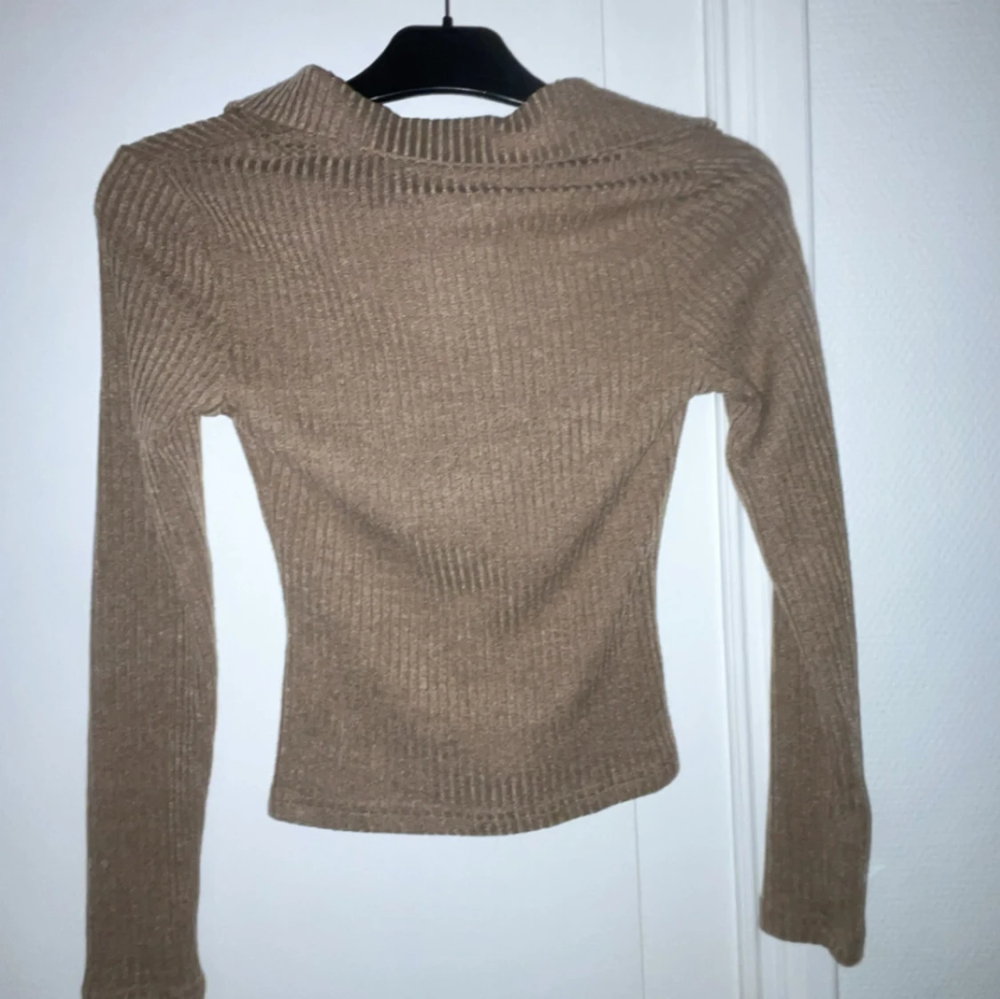 Beige ribbad tröja med knappar - 90