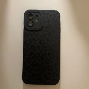 iPhone 12 skal - Jättefint svart leopard skal till iPhone 12💓