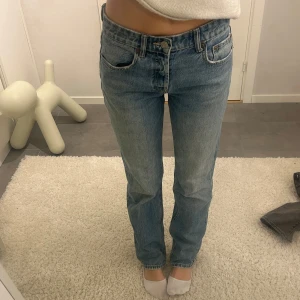Blå jeans - Snygga blå jeans med en straight passform. De har en medelhög midja.💗