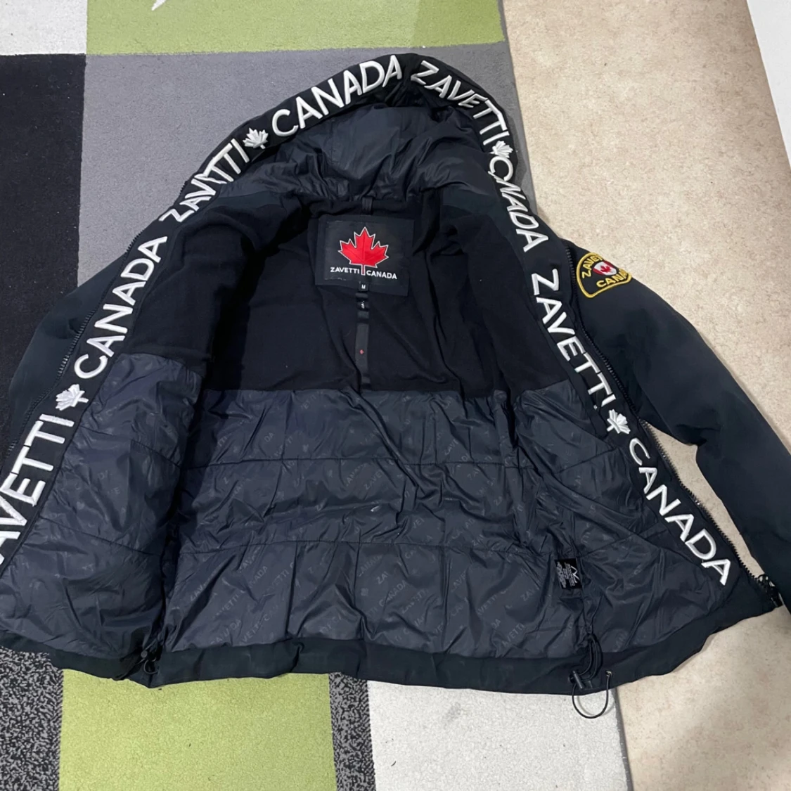 Svart pufferjacka från Zavetti Canada