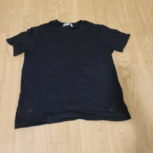 Svart t-shirt - Säljer en klassisk svart t-shirt i storlek S. Perfekt för en avslappnad stil och enkel att matcha med andra plagg.