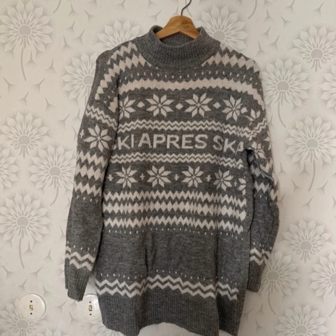 Grå stickad tröja med mönster