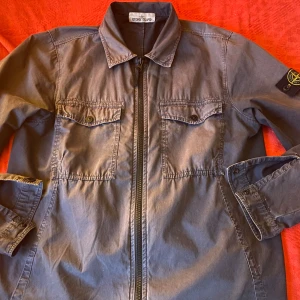 Stone Island overshirt  - Säljer eftersom jag inte har kommit att använda den så mycket. Jackan är i 8/10 skick eftersom den har en liten slitning på armen. Självklart äkta