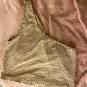 Beige topp - Beige topp med en ärm💛Aldrig använd då den var för liten på mig! 