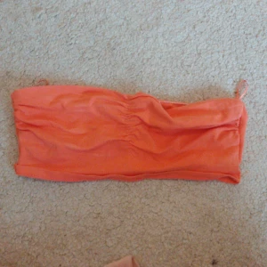 Orange tubtopp från Gina Tricot - Säljer en snygg orange tubtopp från Gina Tricot. Toppen är tillverkad i mjuk bomull med lite stretch för en bekväm passform ❤️ 