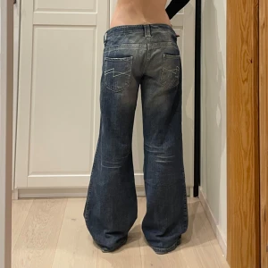 Lågmidjade baggy jeans i vintage stil🤩 - Midja 43 cm rakt över, gren 22 cm, innerben 82 cm o total längd 101 cm💕jae 169 o xs-s o de e lite stora i midjan men bälte funkar super! Hela midjan syns på fjärde bilden håller in på de andra