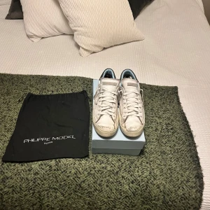 Vita sneakers från Philippe Model - Andvända philippe model skor men som har mycket kvar att ge och som kan bli mycket finare med en tvätt och ett byte av snören.                                     Byten är väldigt intressant, kan även vara rörlig i pris vid snabb affär👍