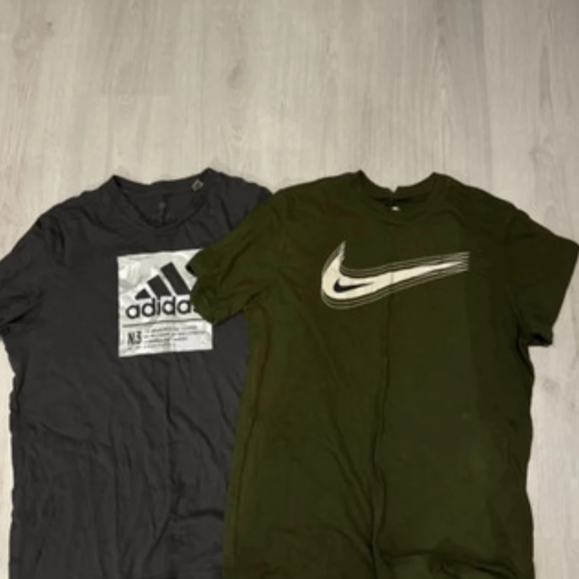 Svart Adidas och grön Nike t-shirt