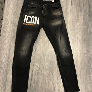 Svarta jeansbyxor från Dsquared2 - Ett par riktigt fina dsquared jeans. Dessa jeans passar inte mig längre. Använt dem 1-2 gånger 