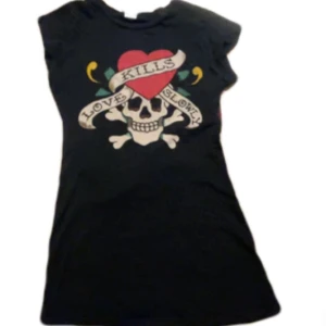 Jätte cool ed Hardy t-shirt  - En sjukt cool ed Hardy T-shirt som sitter väldigt croppat men är ganska lång! De är de välkända ed Hardy trycket med en text på ryggen! Passar xs-s även fast de står M då den har krympt lite i tvätten!💓