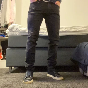 Svarta jeans från Jack & Jones - Snygga svarta jeans från Jack & Jones med en slim passform. Perfekta för en stilren look. De har en klassisk design med fem fickor och knappgylf. Pris kan diskuteras. Storlek: W: 33 L: 36.