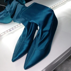 Blå satin boots med spetsig tå 37 Na-Kd - Eleganta blå boots i satin med spetsig tå och klack. Perfekta för en stilfull look.