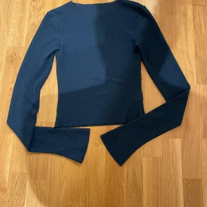Mörkblå ribbad tröja - Snygg mörkblå ribbad tröja med långärmad design. Perfekt för en stilren look. Passar bra till både jeans och kjol.