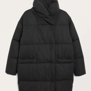 Pufferjacka - Varm och skön pufferjacka från monki i fint skick! Stl M Finns i Kalmar.  400kr