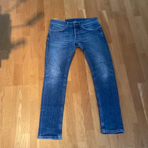 Dondup George jeans - Säljer ett par blå dondup jeans i modell George i storlek W32. Riktigt bra skick och riktigt snygga. Skriv för mer frågor!