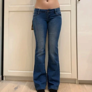 Blå bootcut jeans  - Intressekoll på dessa lågmidjade jeans. Skriv för frågor❤️ Köpt här på Plick. Lånade bilder!