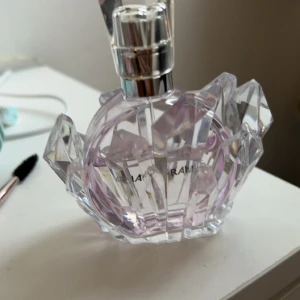 Parfym från Ariana Grande - Säljer en elegant parfym från Ariana Grande. Flaskan är rund med en kristalliknande design och har en ljusrosa ton. Perfekt för den som älskar en lyxig och feminin doft. 30ml