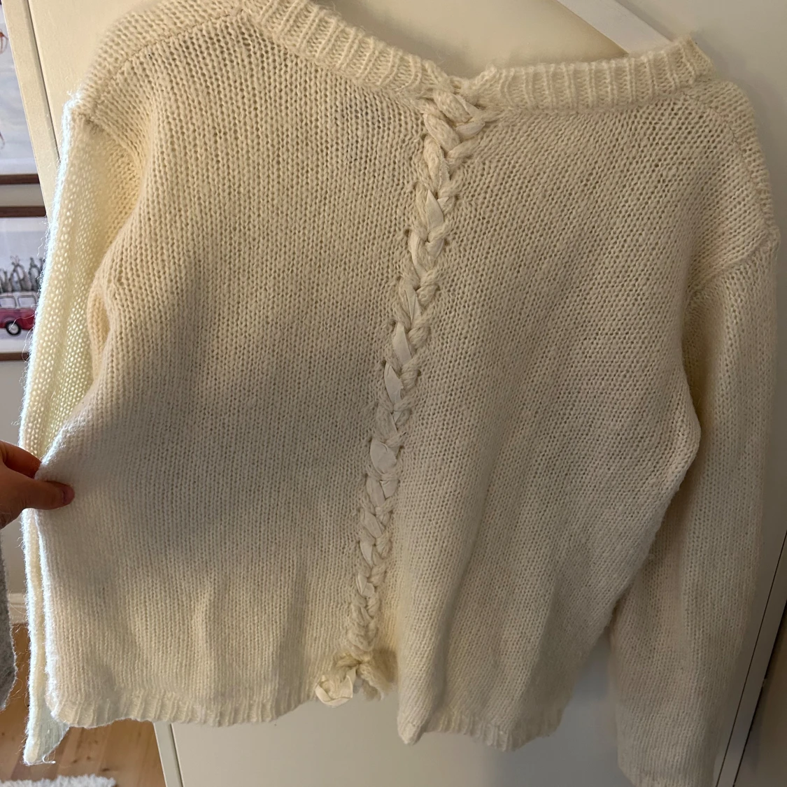 Stickad tröja med fläta i ryggen - 91