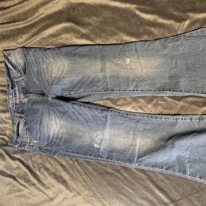 Blå jeans från Only - Säljer ett par klassiska blå jeans från Only. De har en bootcut-stil och är tillverkade i denim. Perfekta för en avslappnad look.