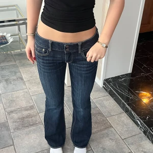 Lågmidjade utsvängda jeans - Jätte snygga jeans! Modellen är 163 men passar S men också xs! Kom privat för frågor eller mått!🥰