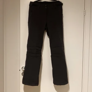 Supersnygga svarta skidbyxor! - Säljer mina supersnygga skidbyxor som är helt perfekta för vinterns skidåkning! Väldigt snygg passform, vattentäta och varma! Har använts i en säsong och säljs då jag har skaffat ett nytt skidställ 