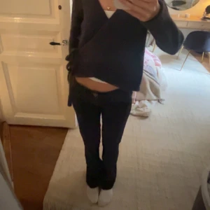 Lågmidjade mörkblå replay jeans  - Snygga mörkblå jeans med detaljer på bakfickorna. Lågmidjade och bootcut💗💗💓