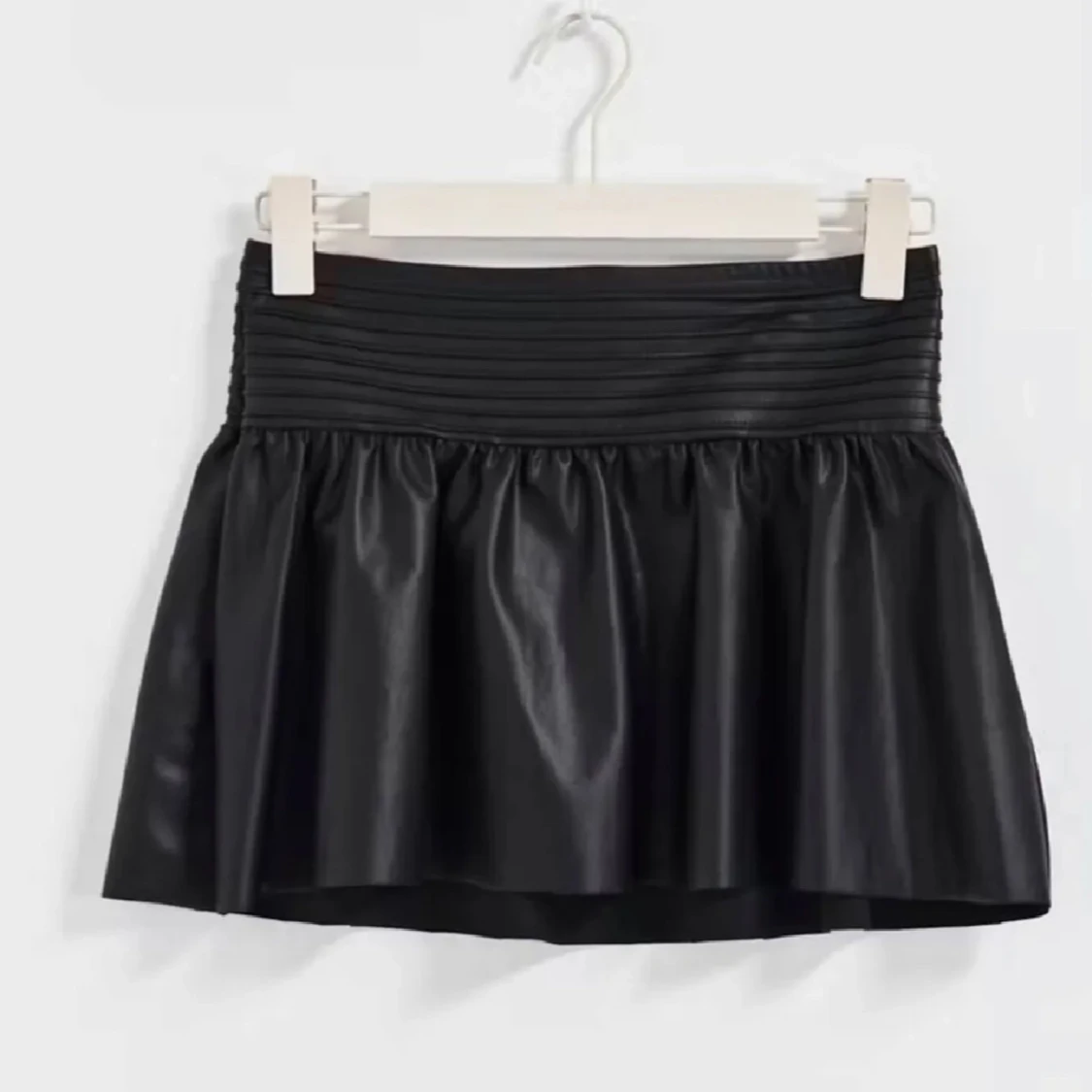 Svart kjol i skinnimitation