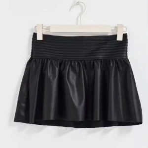 Svart kjol i skinnimitation - Trendig svart kortkjol från ginatricot som är slutsåld💕 Jättefin men kommer aldrig till andvändning!❤️🥰 storlek 146/152. Den är väldigt stretchiga och passar mig som brukar ha S. Jättefin till nyår eller jul❤️🥰