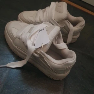 Bershka - Bershka  storlek 42 oanvända 