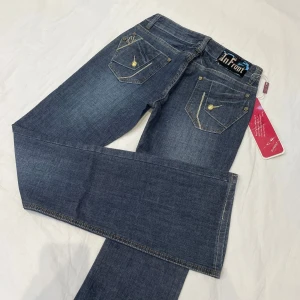 Lågmidjade bootcut jeans🤩 - Kan INTE ta kort med dem på pga försmå❤️ Midja 34 cm rakt över, gren 18 cm o innerben 81 cm. Märkta som W26 men mer W23. Nya med lappen kvar!