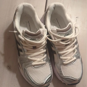 Asics gel Kayano 14 - Säljer nästan helt nya snygga sneakers. Var osäker på stl när jag köpte men dom är tyvärr för små. Knappt använda.