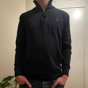 Mörkblå tröja med dragkedja från U.S. Polo Assn. - Säljer nu denna riktigt snygga U.S Polo half zipen som är i 100% bomull. Nypris ligger på 800kr och den är endast använd 2-3 gånger och skulle därför säga att skick är 9,5-10/10. Hör av dig vid minsta lilla fundering🙌