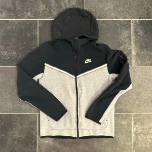Nike Tech Fleece - Säljer en Nike Tech Fleece i storlek S och i grå/svart. Den är i fint skick, använd endast 5-7 gånger. Väldigt varm och bekväm, perfekt för kyliga dagar.  Priset kan diskuteras vid snabb affär, bara att höra av dig om du har några frågor!