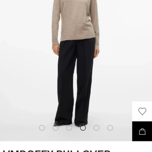 Brun stickad tröja  - Brun stickad tröja från vero Moda inte alls nopprig har använt den 2-3 gånger i storlek s i butik kostar den 300 kr pris kan diskuteras 