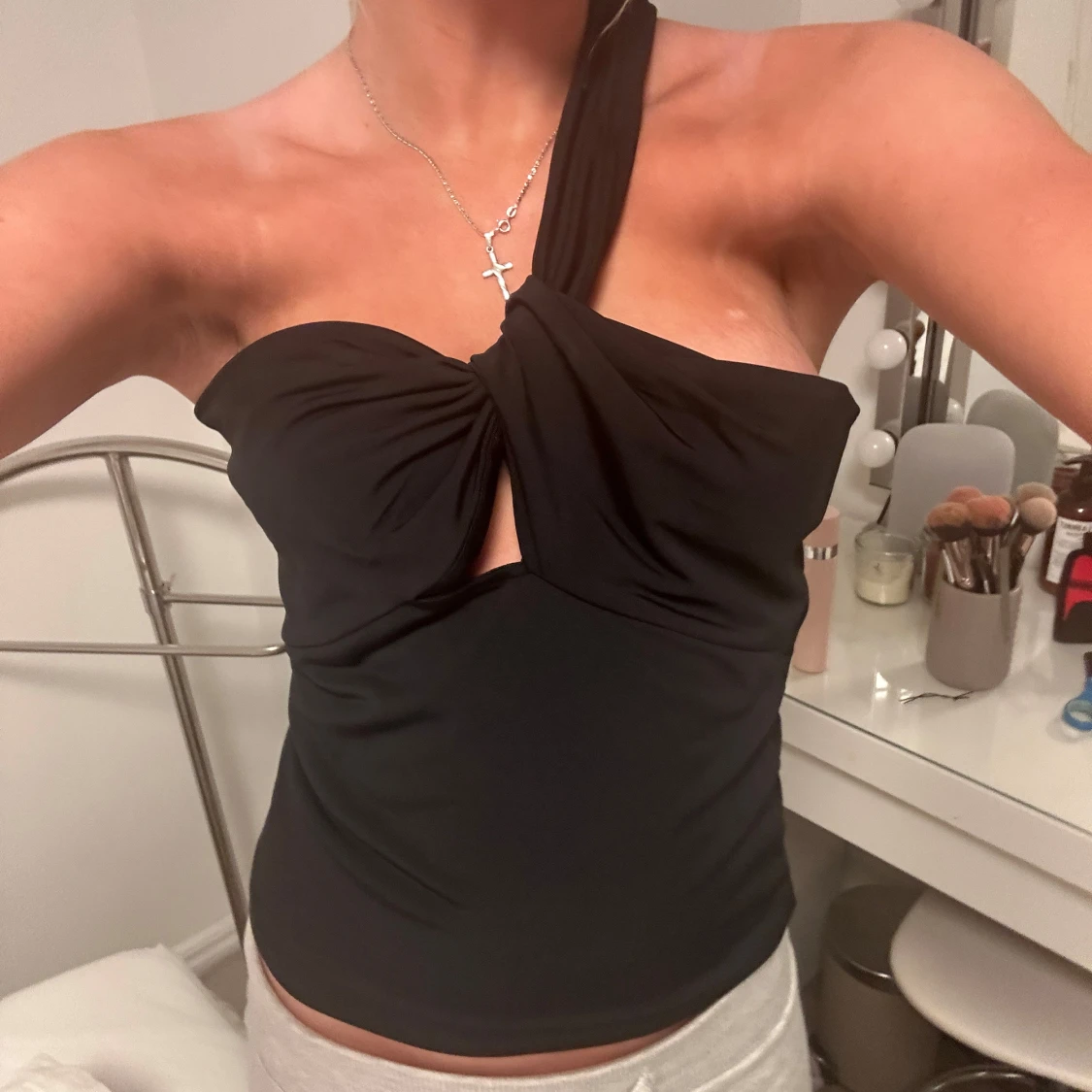 Svart oneshoulder topp