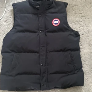 Canada Goose  - Den är i bra skick den har används vid tre tillfällen den är mörk blå och är storlek 2XL Kan både mötas upp och skickas 