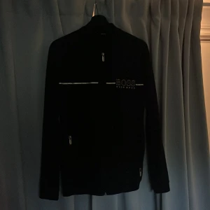 Hugo boss tröja - En tight Hugo buss tröja med 8/10 skick. 