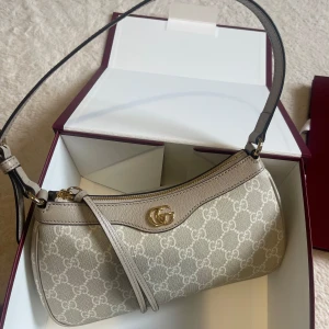 Ophidia small shoulder bag - Köpte denna väska den 3 Juni i år. Säljer den för jag aldrig använder den. Helt ny med kvitto, dustbag och kartong som medföljer. Nypris 14.200kr.