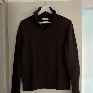 Mörkbrun halfzip i merinoull från These glory days (nypris ca 1000 kr). Skick 8/10