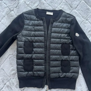 Moncler cardigan  - Säljer nu min fina moncler cardigan som jag inte använder, i super fint skick! Kvitto finns! Tags finns samt medföljer.