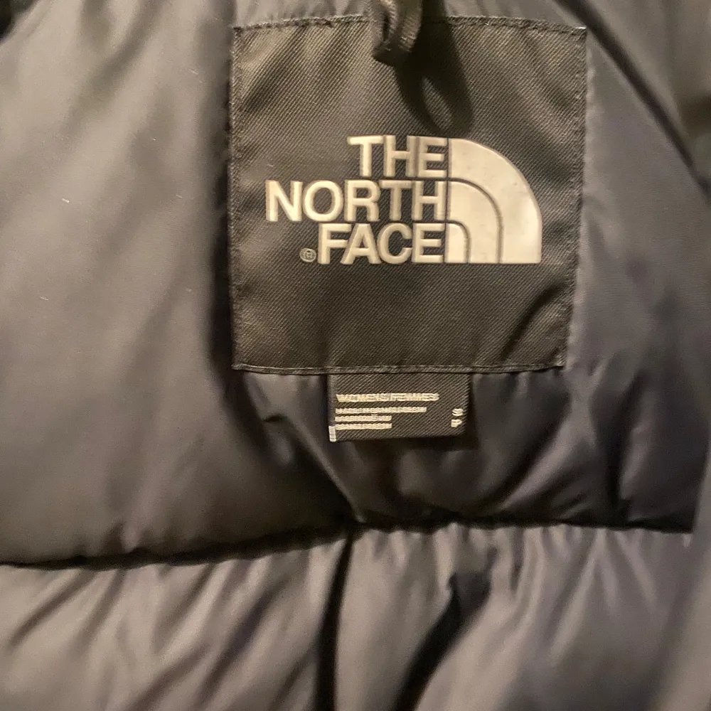 En jätte fin north face jacka i storlek s. Passar perfekt nu inför vintern.  Den är i den svarta färgen och är i jätte fint skick. Fler bilder eller frågor så är det bara att kontakta mig!✨. Jackor.