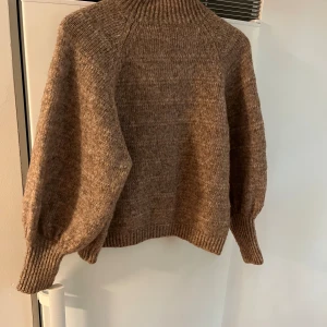 ONLY - Jag säljer en stickad tröja som ej kommer till något användning längre  Bra sick Storlek m 