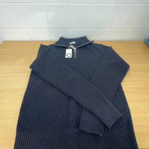 Stickat half zip  - Helt ny, oanvänd. Ny pris 499. Materialet är bomull, säljs för den inte passar mig ordentligt. Priset är inte hugget i sten 😊