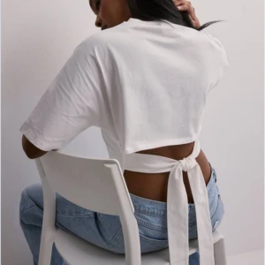 Knyttopp - Intressekoll om nån är intresserad av denna t-shirten man knyter i ryggen från Nelly. Köptes i somras och endast använd 1 gång ❤️