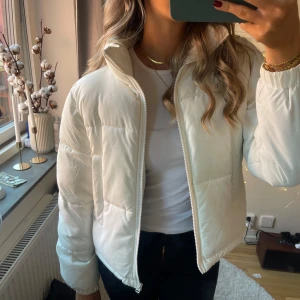 Vit pufferjacka - Använd några gånger bara🥰 storlek 158/164 men passar XS-S!