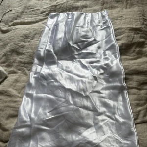 Vit kjol  - Kjol i Storlek m från gina tricot okej i skick. 